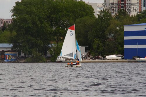 Яхта Чоки чок на фоне Коматека